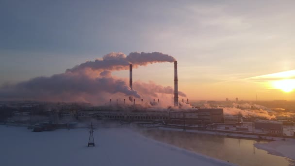 Rookfabriekschoorstenen. Milieuprobleem van milieuverontreiniging — Stockvideo