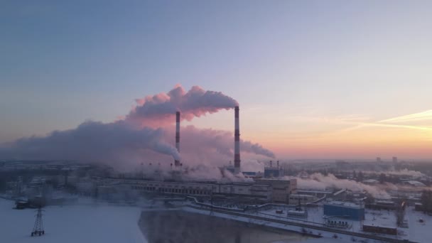 Smokestacks Van Fabriek Rook Zonsopgang Hemel Achtergrond Bij Vriesweer Ochtend — Stockvideo