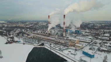 Sanayi tesisleri şehrin atmosferini kirletiyor