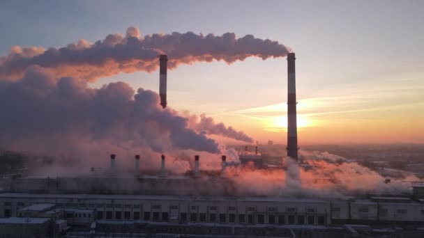Дым из трубы промышленного завода на фоне восхода солнца — стоковое видео