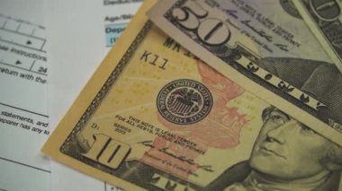 Boş Form 1040 ABD Bireysel Gelir Vergisi İadesi Kalem ve banknotlarla. Vergi Ödeme Konsepti. Vergi Belgesi Dosyalanıyor