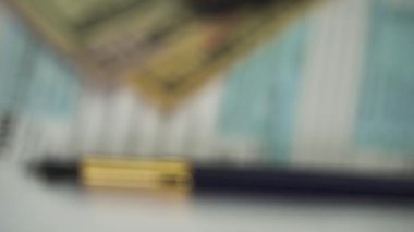 1040 Vergi Formu. Vergi Ödeme Konsepti. Görüntü bulanıklıktan odak noktasına. Ofisteki Tablo Vergi Belgesi. Bireysel Gelir Vergisi İadesi.