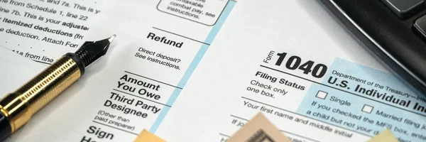 空白表格1040美国用钢笔和钞票填写个人所得税申报表 缴税概念 报税文件 — 图库照片