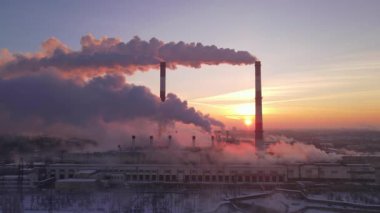 Fabrika bacasından borusu kalın beyaz dumanlı sanayi bölgesi dökülüyor. Havanın kirliliği: dumanlı bir pipo