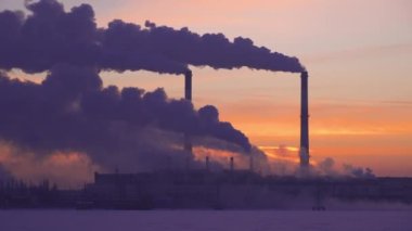 Sigara fabrikası bacaları. Çevresel çevre kirliliği sorunu büyük şehirlerde. Sigara piposu olan büyük bir bitki. Sanayi boruları atmosferi dumanla kirletiyor
