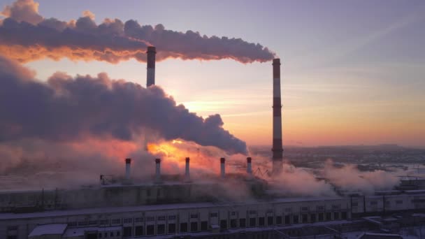 Заводские Дымоходы Экологическая Проблема Загрязнения Окружающей Среды Воздуха Трубы Промышленности — стоковое видео