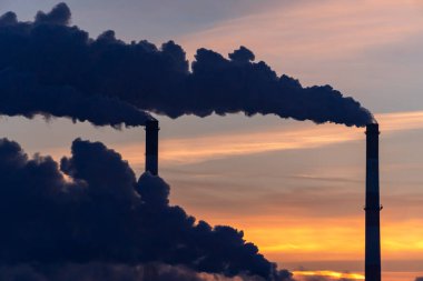 Çevresel çevre kirliliği sorunu şehirlerde. Tüten sanayi bölgesi bacaları.