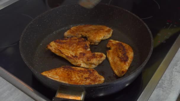 Evde tavuk eti pişirmek kızartma tavasında kızartılır. — Stok video