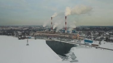 Sigara fabrikası bacaları. Çevre kirliliği ile ilgili çevresel sorun