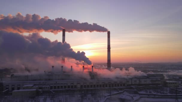 Çevresel Çevre Kirliliği Sorunu Şehirlerde Tüten Endüstriyel Alan Fabrikası Bacaları — Stok video