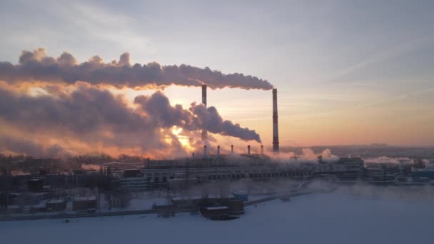 Chimeneas de fábrica. Problema medioambiental de la contaminación del medio ambiente — Vídeos de Stock