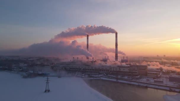 Kouř z průmyslové továrny komín přes východ slunce nebe pozadí — Stock video