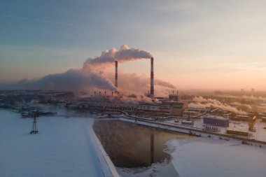 Sanayi bölgesindeki fabrika bacalarından çıkan dumanla hava kirliliği. Endüstriyel fabrika borusu ve Küresel ısınma kavramı ve hava kirliliği