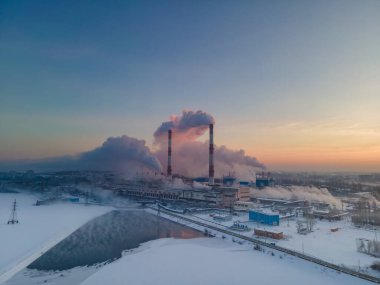 Fabrika borusundan büyük kırmızı ve beyaz borulu sanayi bölgesi kalın beyaz duman dökülüyor. Çevrenin kirliliği: dumanlı bir pipo. Hava görünümü