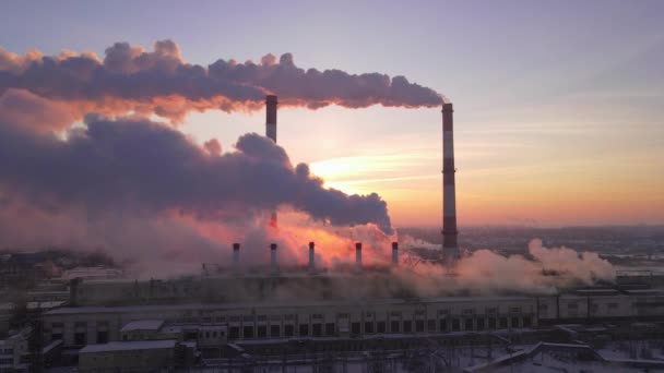 Промышленная зона с большим дымоходом, густой белый дым из заводского дымохода — стоковое видео