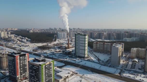 Vista aérea sobre a cidade de inverno com tubo de fumaça — Vídeo de Stock