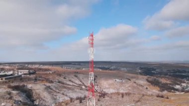 Telekomünikasyon kulesi, yüksek hızlı 4G ve modern 5G trafik servisi sağlayan alanlara cep telefonu sinyalleri göndermek için antenlerle donatılmıştır. Hava Dolly görüntüleri