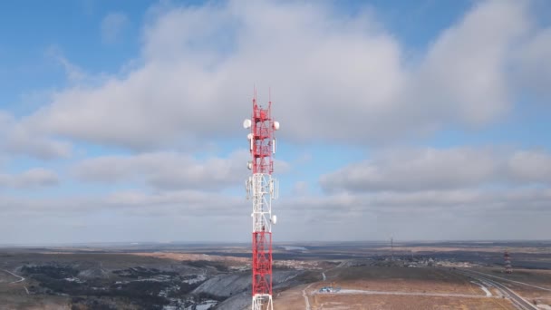 4G和5G蜂窝的电信塔 基站或基站收发报机站 无线通信天线发射机 — 图库视频影像