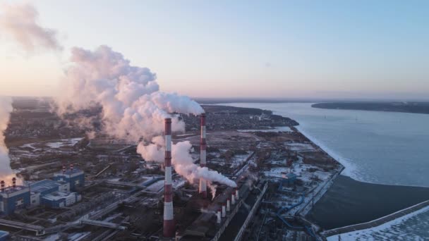 吸烟的工厂烟囱 大城市环境与大气污染的环境问题 有烟道的大型植物 工业管道被烟污染了空气 — 图库视频影像