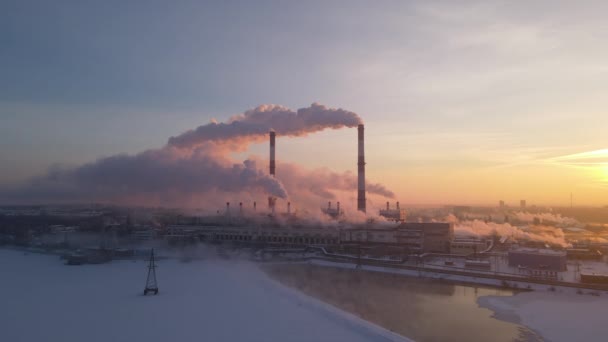 Tubos de plantas poluir atmosfera céu — Vídeo de Stock