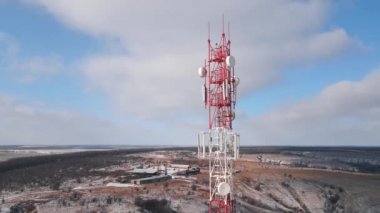 Telekomünikasyon kulesi 4G ve 5G hücresel. Üs İstasyonu ya da Üs Alıcı İstasyonu telekom. Kablosuz İletişim Anten Vericisi.