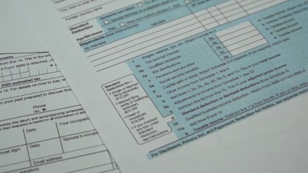 美国个人所得税申报表1040 缴税概念 办公室桌上的报税文件 — 图库视频影像