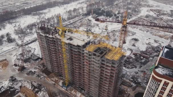 Flyg Över Byggarbetsplats Med High Tower Cranes Building Real Estate — Stockvideo