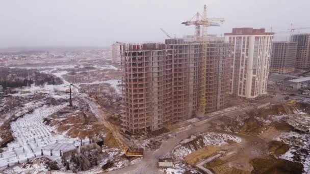 Blick Aus Der Luft Über Ein Neubaugebiet Mit Hochturmdrehkranen Schwere — Stockvideo