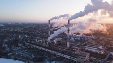 Fabrika bacasından borusu kalın beyaz dumanlı sanayi bölgesi dökülüyor. Havanın kirliliği: dumanlı bir pipo