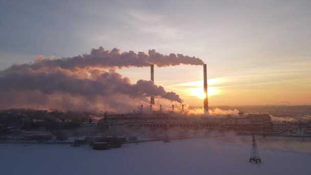 파이프는 하늘의 대기를 시킵니다 공장의 굴뚝배기 지대에는 연기가 합니다 변화와 — 비디오