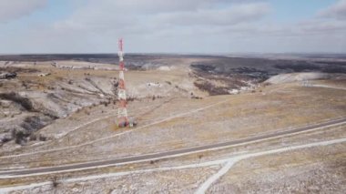 Telekom kulesi antenleri ve uydusu 5G cep telefonu sinyallerini iletiyor. Kırsal kesimdeki telekomünikasyon kulesinin hava görüntüsü