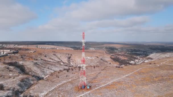 Telekom Kulesi Antenleri Uydusu Tüketicilere Akıllı Telefonlara Cep Telefonu Sinyalleri — Stok video
