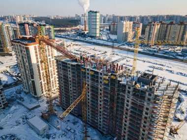 Yeni yapıların havadan görüntüsü, yüksek kule vinçleriyle geliştirme sahasında işe yarıyor. Emlak Binası.