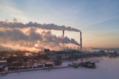 Fabrika bacasının havası buhar termik santrali inşa ediyor. Sanayi bölgesinde fabrika üretimi, hava ekolojisi kirliliği