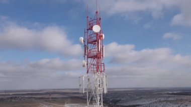 Kırsal kesimde bir telekomünikasyon kulesi. Telekom kulesi antenleri ve uydusu 5g cep telefonu sinyallerini iletir.