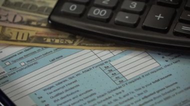 Boş Form 1040 ABD Bireysel Gelir Vergisi İadesi Kalem ve banknotlarla. Vergi Ödeme Konsepti. Vergi Belgesi Dosyalanıyor