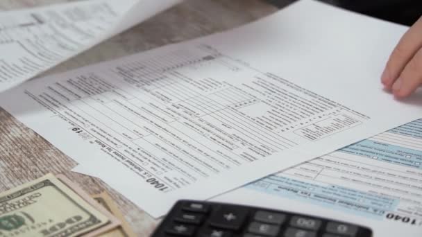 Homem Preenchendo Formulário Imposto Dos Eua Formulário Fiscal Nós Negócio — Vídeo de Stock