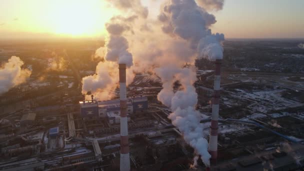 工业区 浓烟羽流 气候变化和全球变暖 植物管子污染了天空气氛 工业工厂污染 烟道废气 — 图库视频影像