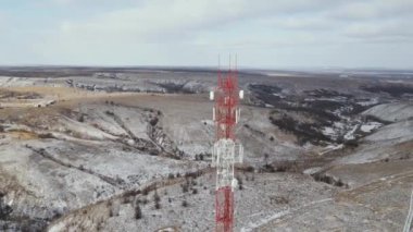 Kule anten telekomünikasyon cep telefonu, cep telefonu ve cep telefonlarının radyo vericileri için insansız hava aracı görüntüsü