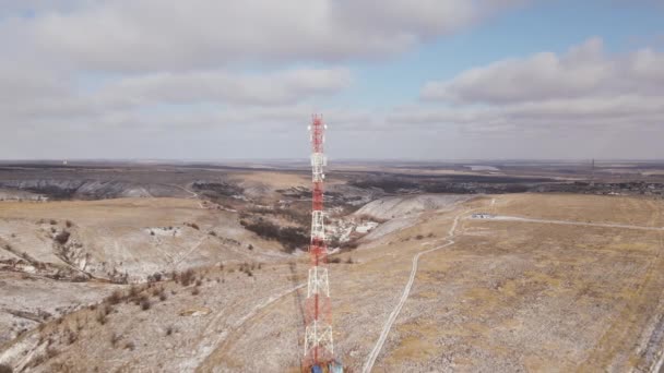 塔台通信在农村地区 电信塔天线和卫星传输蜂窝5G 4G移动信号 — 图库视频影像