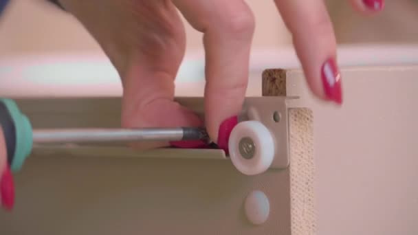 Femme Assemble Des Accessoires Meubles Avec Les Mains Tournevis Sur — Video