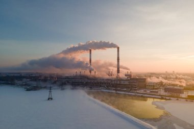 Sanayi fabrikası hava kirliliği, baca bacası egzoz gazları. Endüstri bölgesi, yoğun duman bulutları. İklim değişikliği, ekoloji ve küresel ısınma