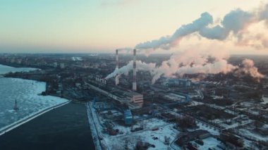 Sigara fabrikası bacaları. Çevresel çevre kirliliği sorunu büyük şehirlerde. Sigara içilen büyük bitkinin manzarası. Sanayi boruları atmosferi dumanla kirletiyor