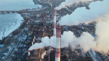 Endüstriyel fabrika kirliliği, baca bacası egzoz gazı. Endüstri bölgesi, yoğun duman. İklim değişikliği ve küresel ısınma