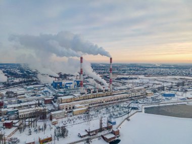 Fabrika bacasından borusu kalın beyaz dumanlı sanayi bölgesi dökülüyor. İklim değişikliği ve küresel ısınma