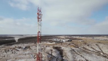 Telekomünikasyon kulesi, yüksek hız 4G ve modern 5G ağ servisi sağlayan alanlara cep telefonu sinyalleri göndermek için antenlerle donatılmıştır.