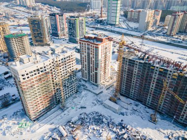 İnşaat, yüksek kule vinçleriyle geliştirme sahasında çalışıyor. Emlak Binası.