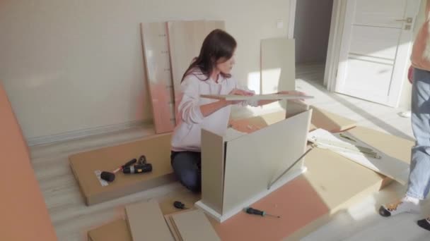 Mujeres Auto Ensamblando Muebles Juntos Mudándose Casa Nueva — Vídeos de Stock