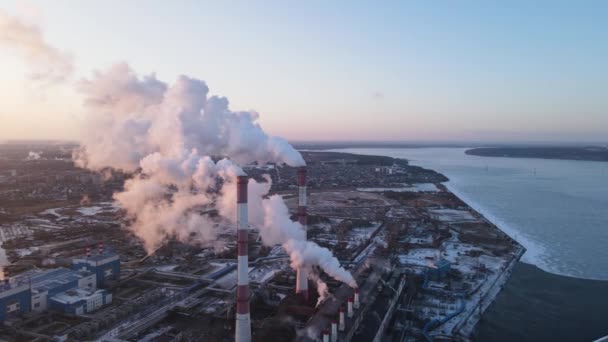 공장의 오염 된 대기, 굴뚝 배기 가스 — 비디오
