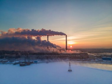 Endüstriyel fabrika kirliliği atmosferi, baca bacası egzoz gazı ve yoğun duman salınımı. Endüstri bölgesi. İklim değişikliği, küresel ısınma ve ekoloji krizi.